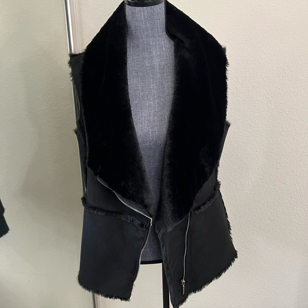 🎉🎉HOST PICK🎉🎉 WHBM Women's Black Faux Fur Vest - Picture 5 of 8